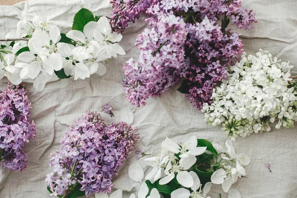 Beautiful Lilac Flowers Apple Blossom Petals Linen Fabric Flat Lay — Stock Photo, Image
