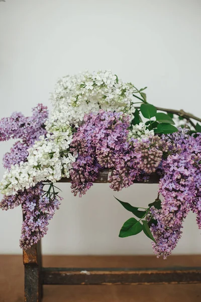 美丽的紫丁香花在木椅上 春天的花朵静谧地生长在乡村的背景上 家里有紫色和白色紫丁香作曲 母亲节快乐 — 图库照片