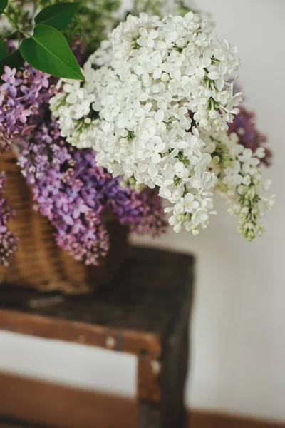 Prachtige Lila Bloemen Rieten Mandje Houten Stoel Paarse Witte Seringen — Stockfoto