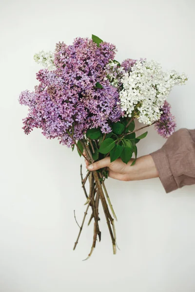 Stijlvolle Vrouw Hand Met Mooie Lila Bloemen Tegen Een Witte — Stockfoto