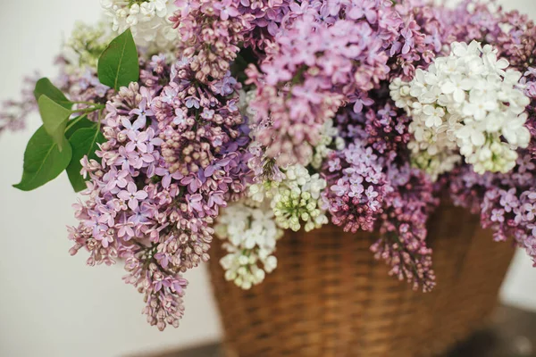 Hermosas Flores Lila Canasta Mimbre Silla Madera Pétalos Lilas Púrpuras —  Fotos de Stock