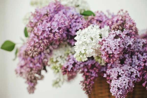 Prachtige Lila Bloemen Rieten Mandje Houten Stoel Paarse Witte Seringen — Stockfoto