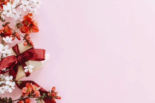 Κομψό Κουτί Δώρου Λουλούδια Ροζ Φόντο Επίπεδη Θέσει Χαρούμενη Μέρα — Φωτογραφία Αρχείου