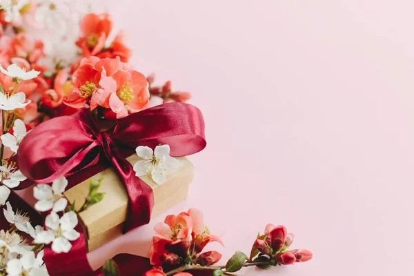 Fijne Moederdag Stijlvolle Geschenkdoos Met Bloemen Roze Achtergrond Wenskaart Template — Stockfoto