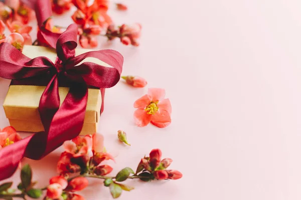 Fijne Moederdag Stijlvolle Geschenkdoos Met Rode Bloemen Roze Achtergrond Rand — Stockfoto