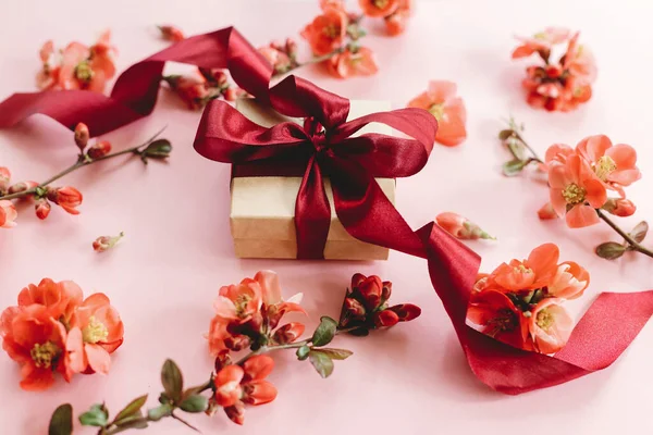 Szczęśliwego Dnia Matki Stylowe Pudełko Kwiatami Różowym Tle Kompozycji Szablon — Zdjęcie stockowe