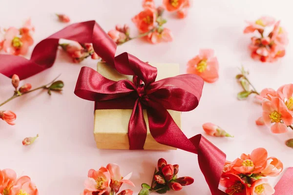 Stijlvolle Geschenkdoos Met Bloemen Roze Achtergrond Compositie Fijne Moederdag Wenskaart — Stockfoto