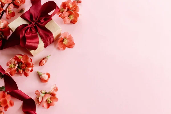 Χαρούμενη Μέρα Μητέρας Κομψό Κουτί Δώρου Κόκκινα Λουλούδια Ροζ Φόντο — Φωτογραφία Αρχείου