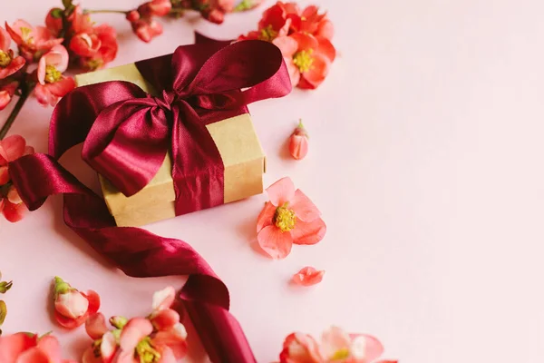 Happy Mothers Day Stylish Gift Box Red Flowers Pink Background — 스톡 사진