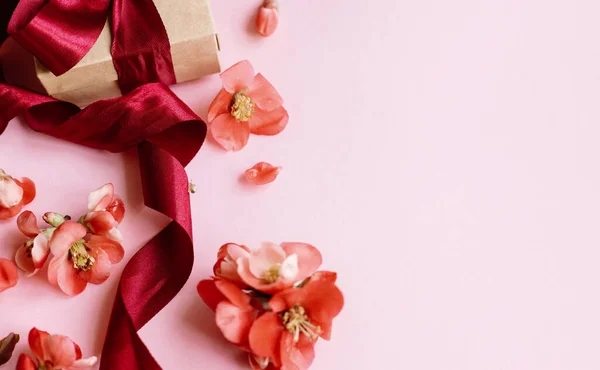 Κομψό Κουτί Δώρου Κόκκινα Λουλούδια Κοντά Ροζ Φόντο Ευχετήρια Κάρτα — Φωτογραφία Αρχείου