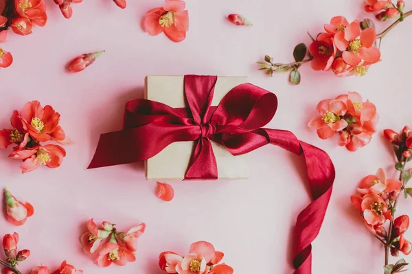 Fijne Moederdag Stijlvolle Geschenkdoos Met Bloemen Roze Achtergrond Plat Gelegd — Stockfoto