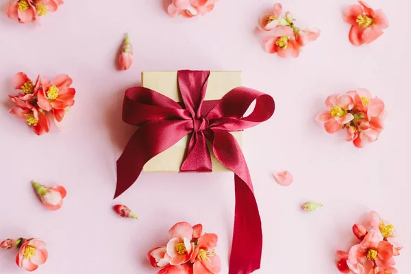 Boldog Anyák Napját Nők Napját Stílusos Ajándék Doboz Virágok Rózsaszín — Stock Fotó