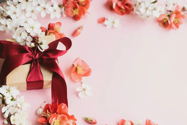 Fijne Moederdag Stijlvolle Geschenkdoos Met Bloemen Roze Achtergrond Wenskaart Template — Stockfoto