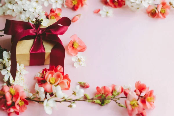 Happy Mothers Day Stylish Gift Box Flowers Pink Background Greeting — Stock Photo, Image