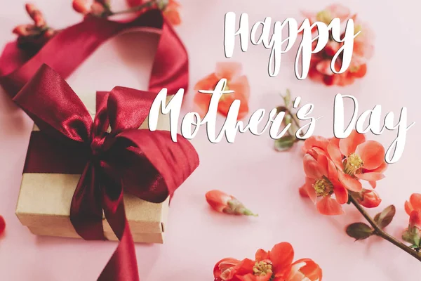 Gelukkige Moederdag Gelukkige Moeders Dag Tekst Geschenkdoos Met Rode Bloemen — Stockfoto