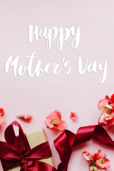 Gelukkige Moederdag Gelukkige Moeders Dag Tekst Geschenkdoos Met Rode Bloemen — Stockfoto