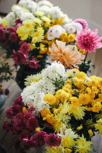 Piękne Jesienne Kwiaty Rustykalnym Tle Witam Jesień Stylowe Jesienne Bukiety — Zdjęcie stockowe