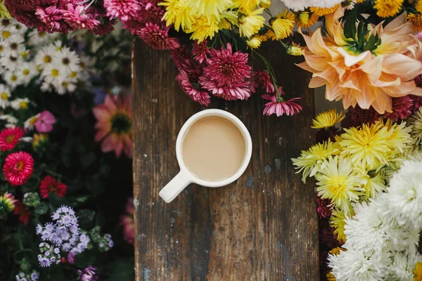 Buenos Días Otoño Caliente Taza Café Hermosas Flores Otoño Sobre —  Fotos de Stock