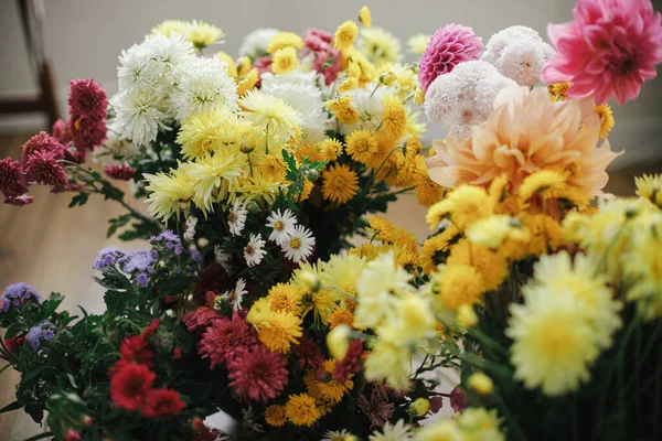 Piękne Jesienne Kwiaty Rustykalnym Tle Witam Jesień Stylowe Jesienne Bukiety — Zdjęcie stockowe