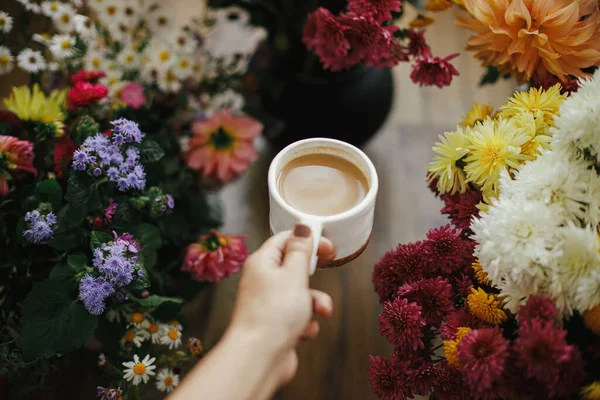 Hand Holding Warm Cup Coffee Beautiful Autumn Flowers Rustic Background —  Fotos de Stock