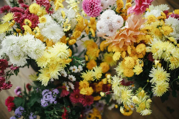 Γεια Σου Φθινόπωρο Όμορφα Φθινοπωρινά Λουλούδια Ρουστίκ Φόντο Πάνω Άποψη — Φωτογραφία Αρχείου
