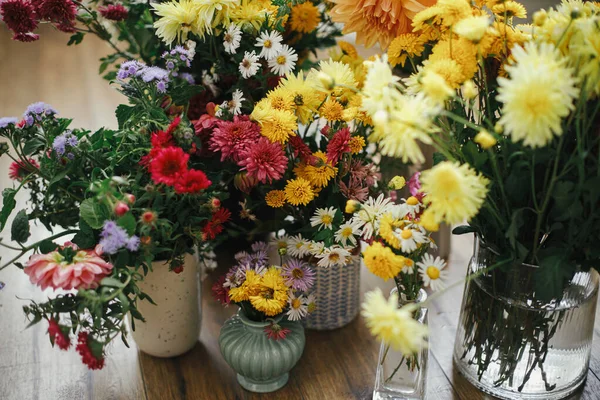 Merhaba sonbahar! Sarı, pembe ve yıldız çiçeği desenli güz çiçekleri. Kırsal arka planda güzel sonbahar çiçekleri. Mutlu Şükran Günleri Çiçek duvar kâğıdı, karamsar resim