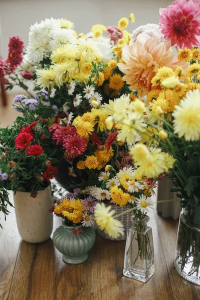 Hermosas Flores Otoño Sobre Fondo Rústico Hola Otoño Elegantes Ramos — Foto de Stock