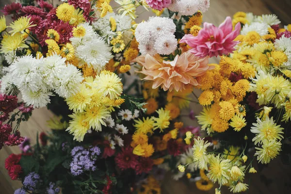 Όμορφα Φθινοπωρινά Λουλούδια Ρουστίκ Φόντο Πάνω Άποψη Γεια Σου Φθινόπωρο — Φωτογραφία Αρχείου
