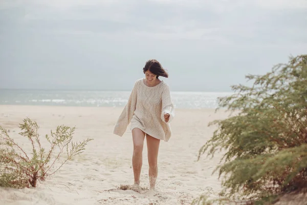 Счастливая Женщина Ветреными Волосами Гуляющая Песчаному Пляжу Фоне Зеленой Травы — стоковое фото