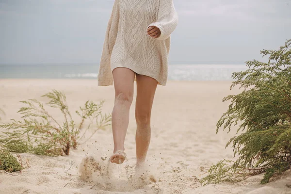 Beautiful Woman Legs Barefoot Sand Walking Sandy Beach Carefree Vacation — Stock Fotó
