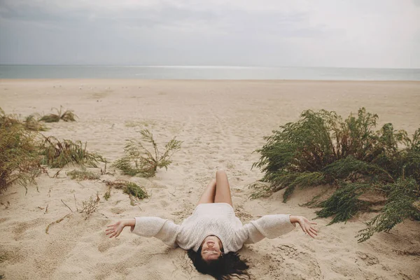 Schöne Frau Liegt Sandstrand Vor Dem Hintergrund Von Grünem Gras — Stockfoto