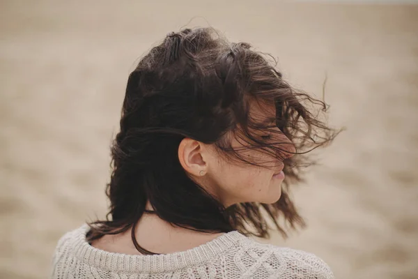 Mulher Bonita Com Retrato Cabelo Ventoso Fundo Praia Areia Mar — Fotografia de Stock