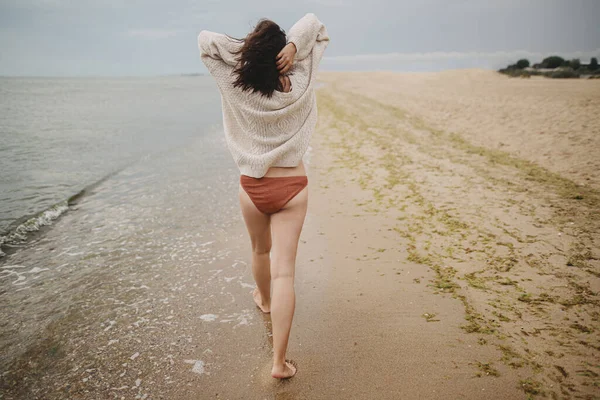 Carefree Beautiful Woman Knitted Sweater Windy Hair Walking Sandy Beach — Stockfoto