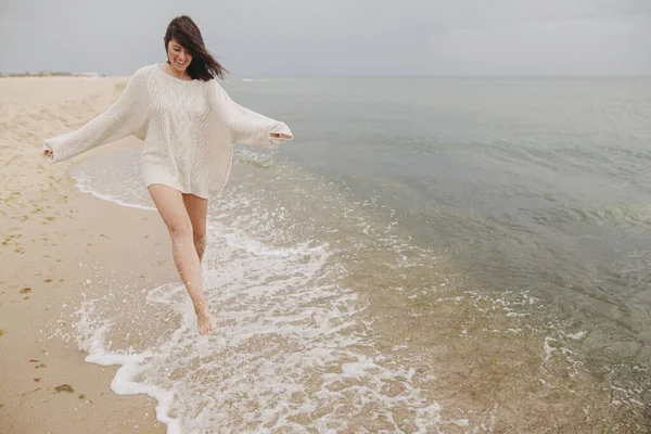 Beztroska Piękna Kobieta Wietrznymi Włosami Biegająca Piaszczystej Plaży Zimnych Falach — Zdjęcie stockowe