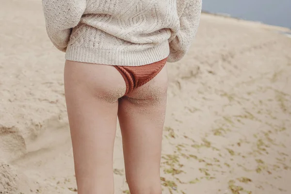 Жінка Сідниці Засмаглі Ноги Піску Фоні Піщаного Пляжу Стиль Життя — стокове фото