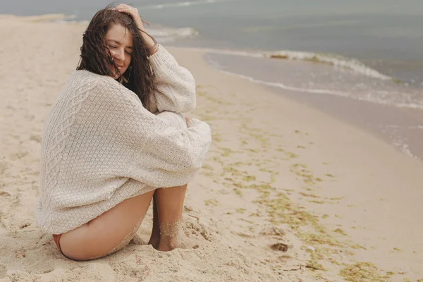 Mulher Feliz Bonita Com Cabelo Encaracolado Ventoso Sentado Praia Areia — Fotografia de Stock