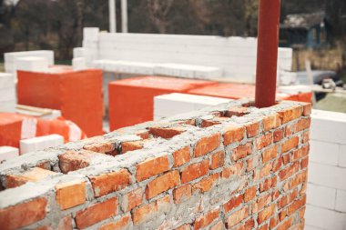 Beton temelde havalandırma kanalları olan tuğlalar. İnşaat alanı, ev yapımı süreci