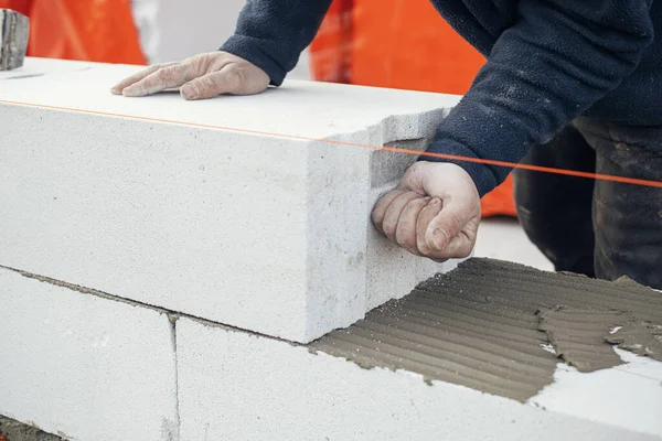 Masonry Worker Laying Autoclaved Aerated Concrete Blocks Builder Installing White — Stock Photo, Image