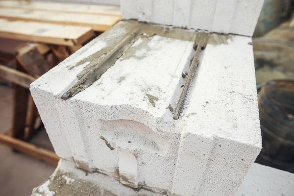 Laying Autoclaved Aerated Concrete Blocks Reinforcement Adhesive Installing White Blocks — Stock Photo, Image