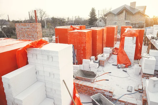 建設現場で材料を構築する コンクリート基礎 家の建物のプロセスに自動化された通気ブロック コンクリート基礎に敷設するための白い通気ブロックのスタック — ストック写真