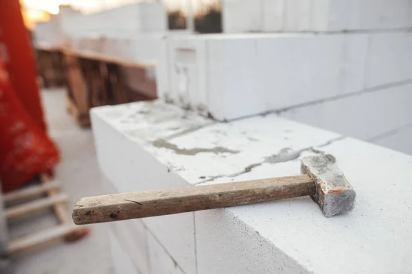 Hammer Autoclaved Aerated Concrete Blocks Laying White Blocks Close Masonry — 图库照片