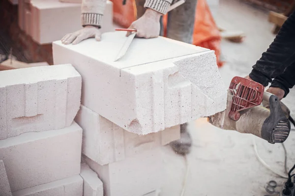 Workers Cutting Autoclaved Aerated Concrete Block Chainsaw Closeup Builders Cutting — Stock Photo, Image