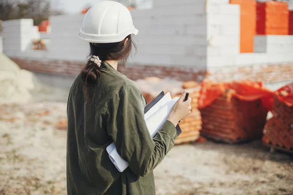 Stylische Architektin Mit Bauplänen Und Plänen Auf Der Baustelle Junge — Stockfoto