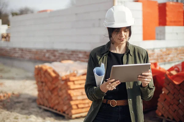 Junge Architektin Mit Tablet Die Baupläne Gegen Den Bau Eines — Stockfoto