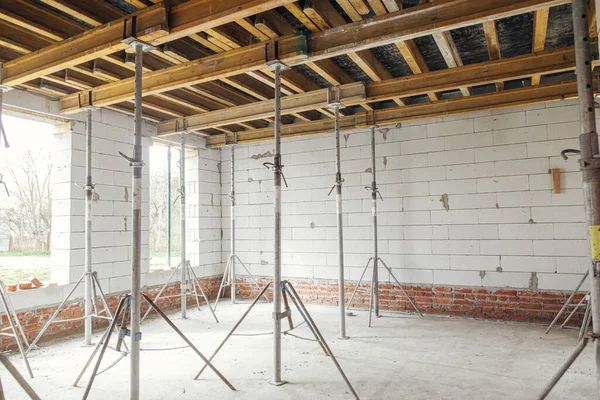 Beton dökmek için gerekli işlemler. İnşaat alanında tavan için beton döşeme inşaatı. Ev inşaatı, inşaat işleri.