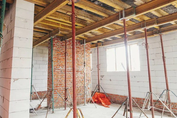 コンクリート注入のためのスラブ形成 建設現場の天井のためのコンクリートスラブ建設 住宅建築 建設工事のプロセス — ストック写真