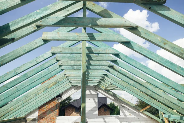 木製の屋根のフレーム 未完成の屋根裏部屋のトラスと通気コンクリートブロック壁 垂木や梁で屋根裏部屋を表示します 近代農家建築 — ストック写真