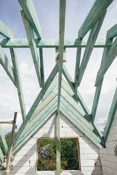 Wooden Roof Framing Unfinished Roof Trusses Aerated Concrete Block Walls — Stock Photo, Image