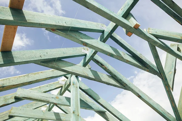 Unfinished Roof Trusses View Attic Rafters Beams Sky Wooden Roof — Zdjęcie stockowe