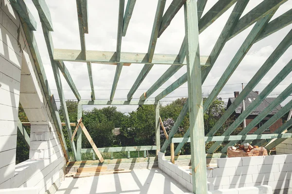 Wooden Roof Framing Unfinished Roof Trusses Aerated Concrete Block Walls — Zdjęcie stockowe